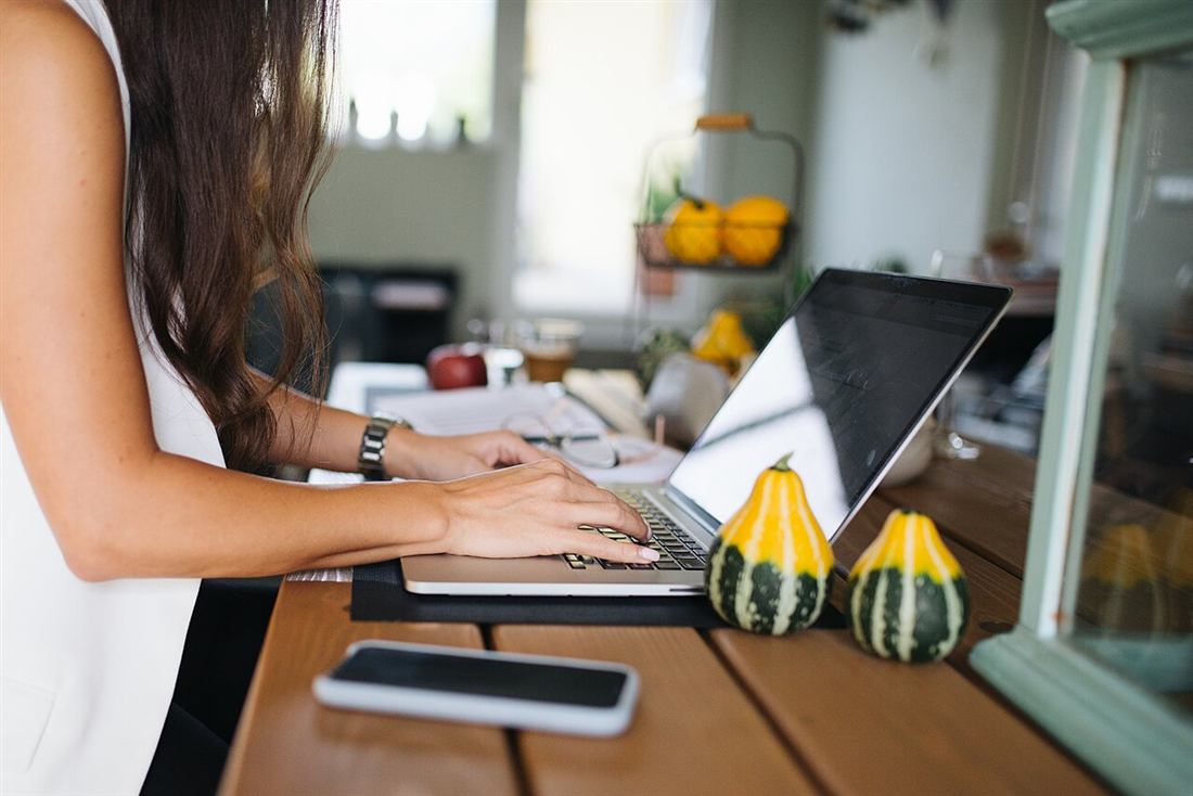 Tangan mengetik di laptop untuk mengisi formulir