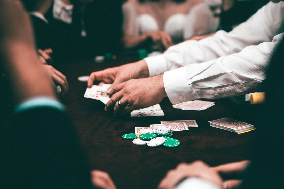 Susunan kartu poker dan chip di atas meja