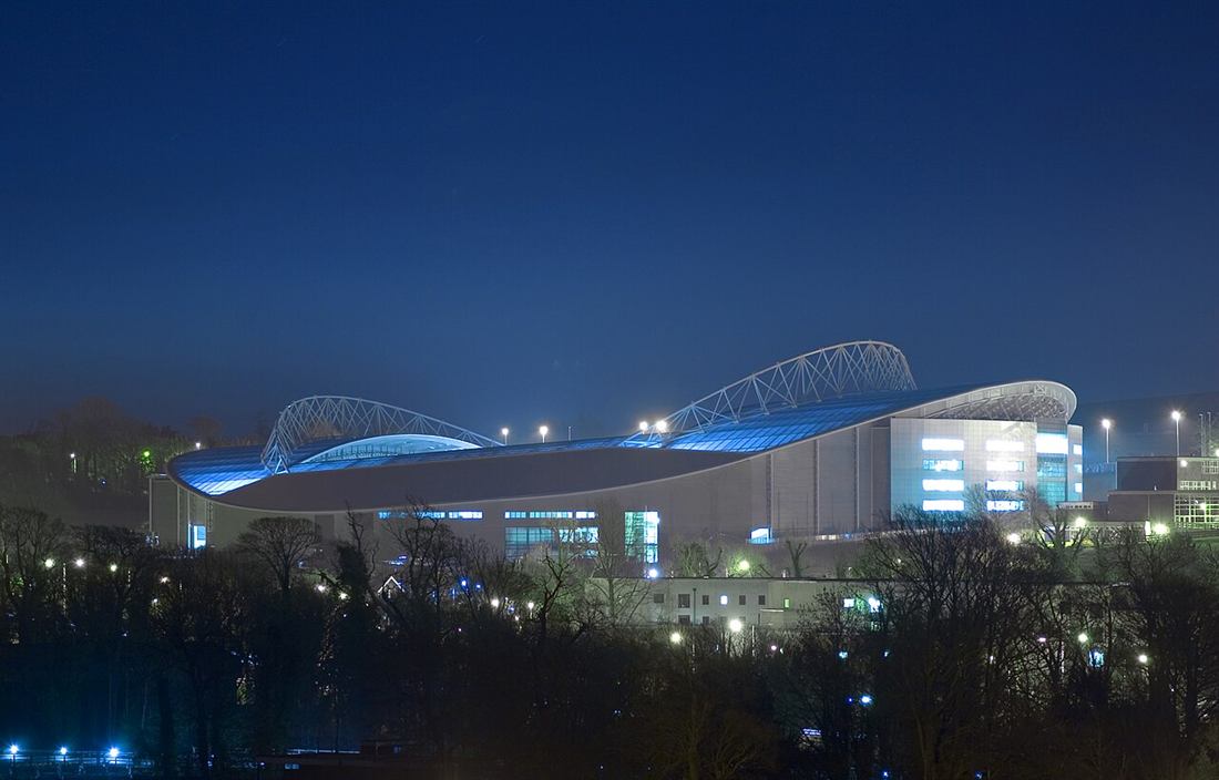 Stadion sepak bola menyala di malam hari