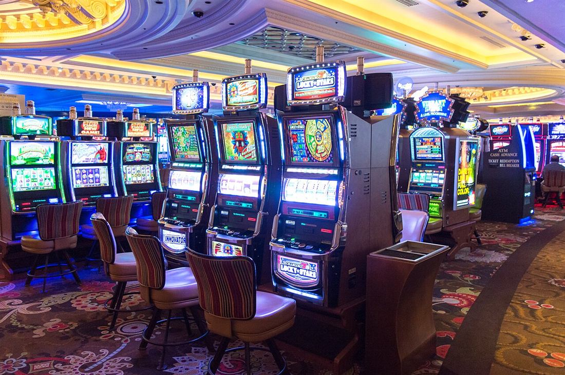 Barisan mesin slot di lantai kasino