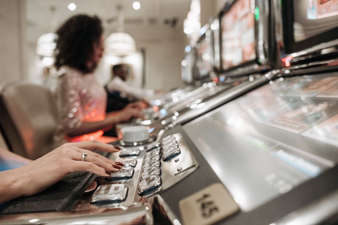 Layar mesin slot modern dengan warna cerah