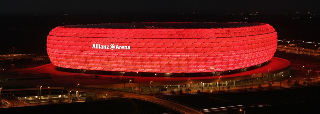 Stadion Allianz Arena bercahaya di malam hari